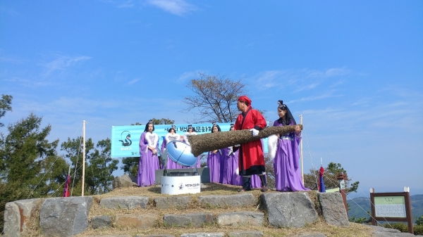 제65회 백제문화제 천등산 혼불채화 장면