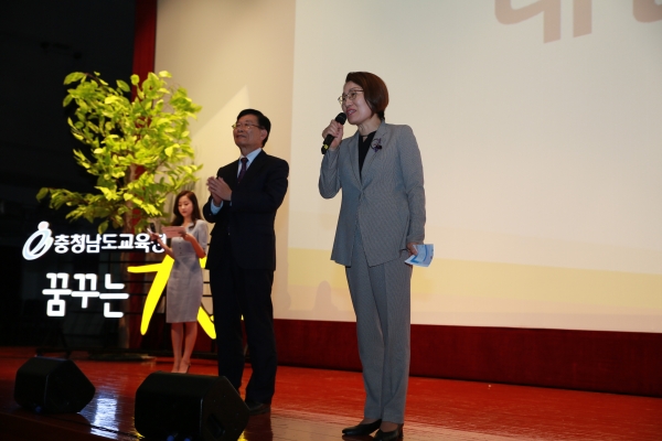 이날 행사에서 인사말을 하고 있는 논산계룡교육지원청 유미선 교육장(오른쪽)과 건양대 이원묵 총장(왼쪽)의 모습