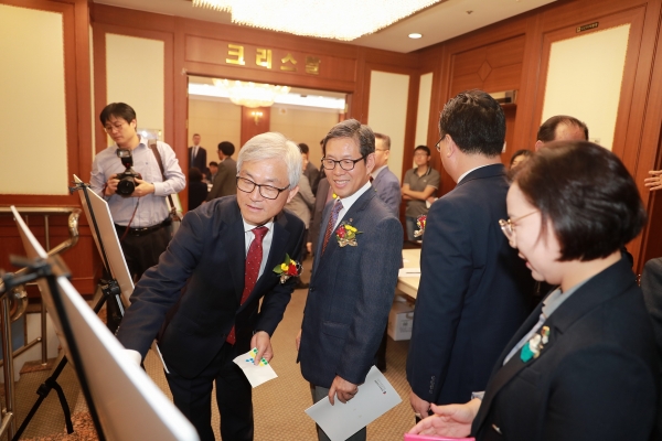 제46회 관광의 날 행사(좌 유병훈 부시장, 우 김용찬 충남도행정부시장)