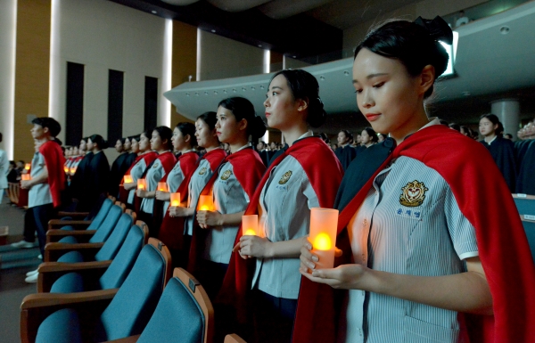 제9회 나이팅게일 선서식에 참여한 재학생들이 촛불을 들고 있다.