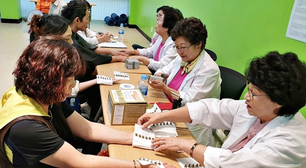 27일 충남 금산군 제원면에서 열리는 농촌재능나눔캠프에 참석한 봉사자들이 의료봉사활동을 하고 있다.