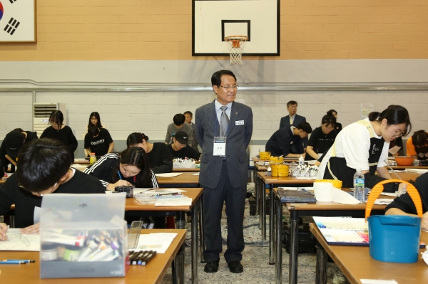 실기시험 보는 학생들을 둘러보고 있는 이덕훈 총장