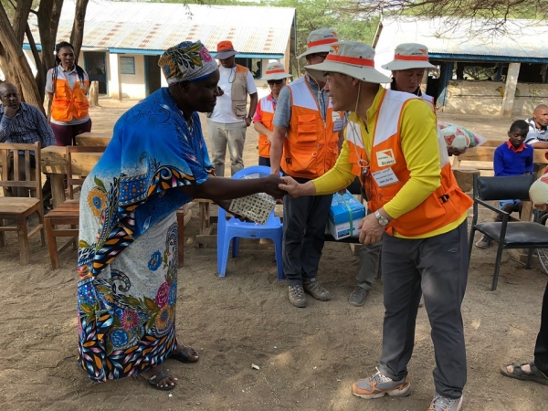 케냐 응가레마라 초 교장과 악수하는 남부호 부교육감