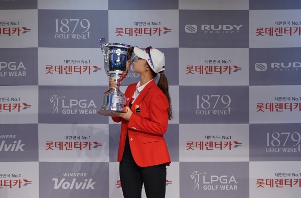 ‘2019 롯데렌터카 WGTOUR’ 정규투어 6차 대회에서 우승자 노은진 선수가 우승컵에 입을 맞추고 있다.