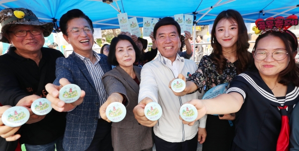 대동골목축제를 찾은 허태정 대전시장, 이나영 동구의회 의장, 황인호 동구청장이 대동골목축제 홍보뱃지를 내보이고 있다