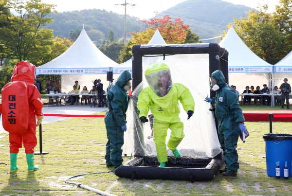 27일 대전월드컵경기장 보조경기장 일원에서 생물테러 발생 시 신속․정확한 대응능력 제고로 인명피해를 최소화하기 위해 ‘2019 생물테러 대비․대응 대훈련’을 실시했다