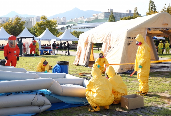 27일 대전월드컵경기장 보조경기장 일원에서 생물테러 발생 시 신속․정확한 대응능력 제고로 인명피해를 최소화하기 위해 ‘2019 생물테러 대비․대응 대훈련’을 실시했다