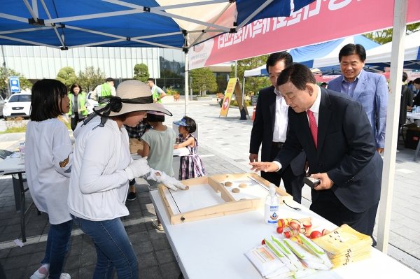 황선봉 군수가 사회복지박람회 부스를 살펴보고 있다.