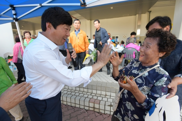 긴연필이 몽땅연필될만큼 열심히 공부한다며 자랑하는 어르신