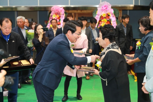 모범 어르신 및 노인복지 유공자에게 표창 수여하는 오세현 아산시장