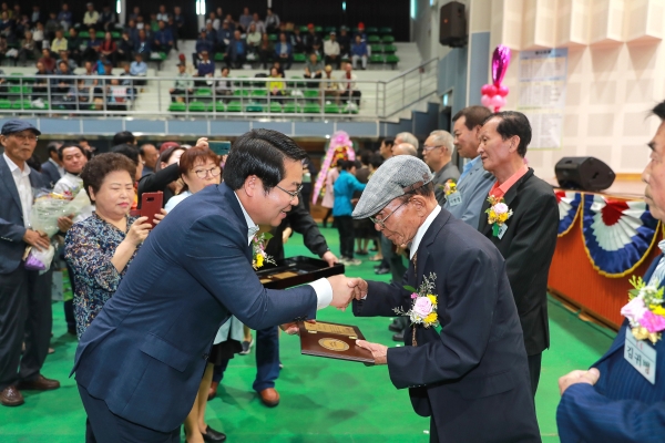 모범 어르신 및 노인복지 유공자에게 표창 수여하는 오세현 아산시장