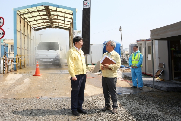 맹정호 서산시장이 예천동 거점소독초소를 점검하고 있다.