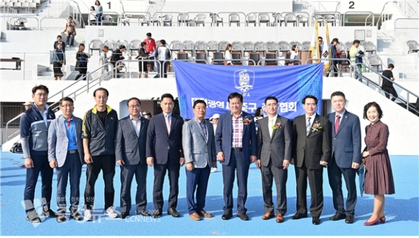 중구축구협회 관계자들과 단체사진