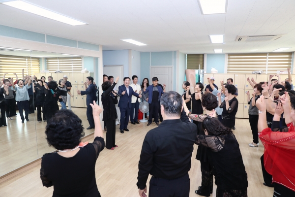 동네 구석구석을 둘러보며 주민과 직접 만나 현장의 생생한 목소리를 듣는 소통행정인 ’행복동행 동네마실’을 변동으로 다녀왔다