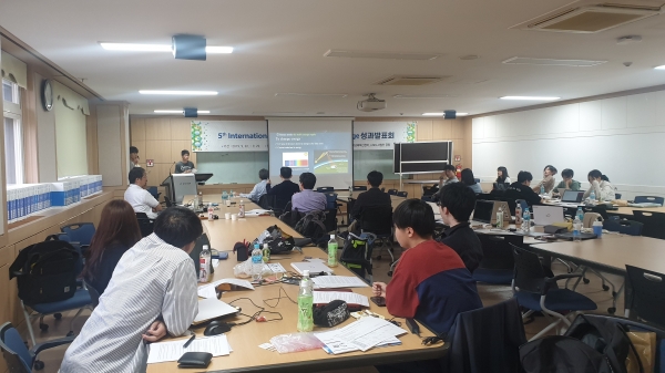 한밭대와 이와테대 교류단이 국제캡스톤디자인 최종발표회를 진행하고 있다.