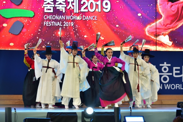 27일 흥타령춤축제2019 전국춤경연대회 실버부가 진행되고 있다.