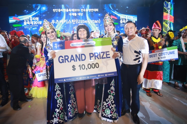29일 열린 ‘천안흥타령춤축제2019’ 국제춤대회 시상식에서 우즈베키스탄 팀이 대상을 받아 구본영 시장과 기념촬영을 하고 있다.