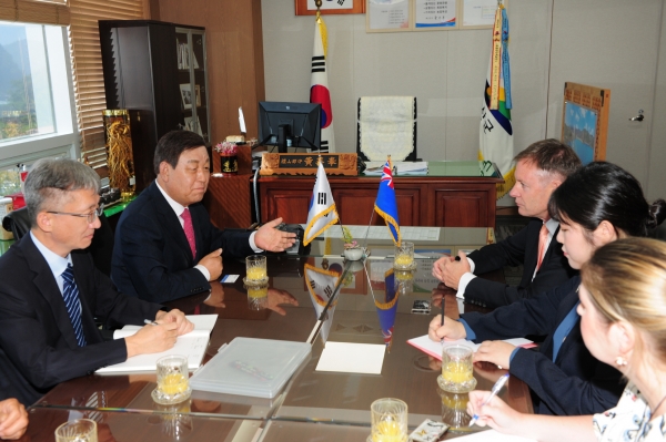 황선봉 군수가 군을 방문한 필립 터너 주한 뉴질랜드 대사와 대화하는 모습