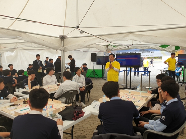 한밭대학교 최병욱 총장이 참가한 학생들에게 인사말을 하고 있다