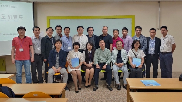 △ 대전도시철도 견학에 나선 베트남 교통부 공무원과 충남대 글로벌리더십센터관계자가      기념촬영을 하고 있다.