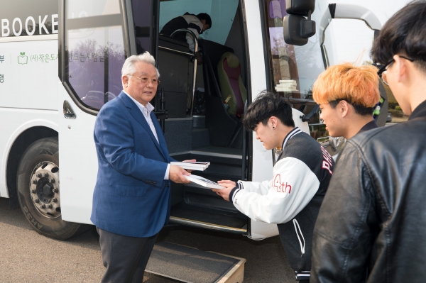 김수연 목사, 남서울대 학생들에게 책을 나눠주는 모습