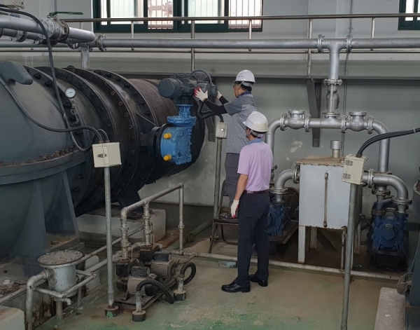 공사 직원들이 태풍 북상에 대비해 진도 소포배수장 가동을 점검하고 있다