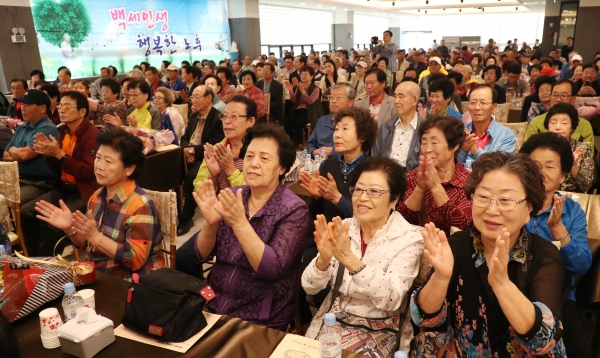 행사 참석 어르신들이 박수를 치며 즐거워하고 있다.