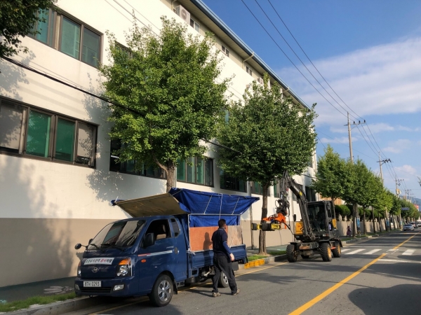 1일 보다 효율적인 가로 정비 및 은행열매 수거를 위해 새로 도입한 특수 장비를 활용해 가로변 은행 열매를 수거하는 모습.