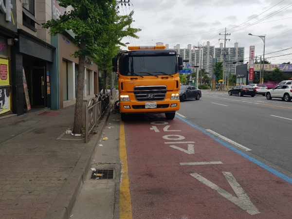 가로청소원 근로환경개선과 미세먼지 저감을 위해 진공노면차량을 추가 도입하였다. 청소차량이 용화동 시내 구간을 청소하고 있다.