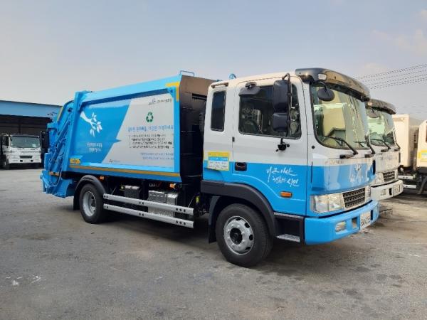 안전 기능과 성능을 개선하고, 우리시만의 도색 디자인을 도입한 생활폐기물 수집운반용 압축지개차 모습