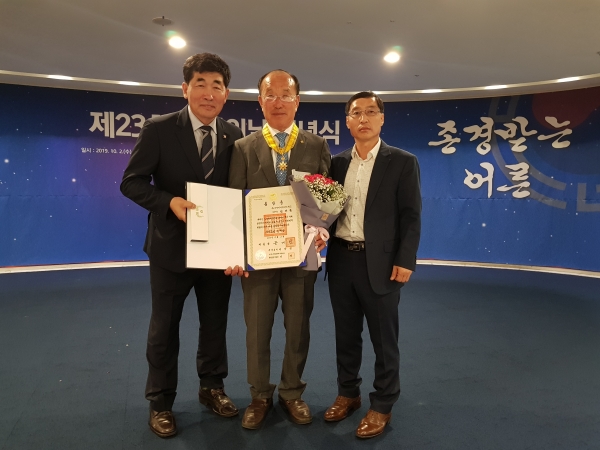 김제홍 상임대표(사진 가운데)가 수상 직후 박노승 동구 생활지원국장(왼쪽)과 이외성 동구 신인동장(오른쪽)과 함께 기념촬영을 하고 있다