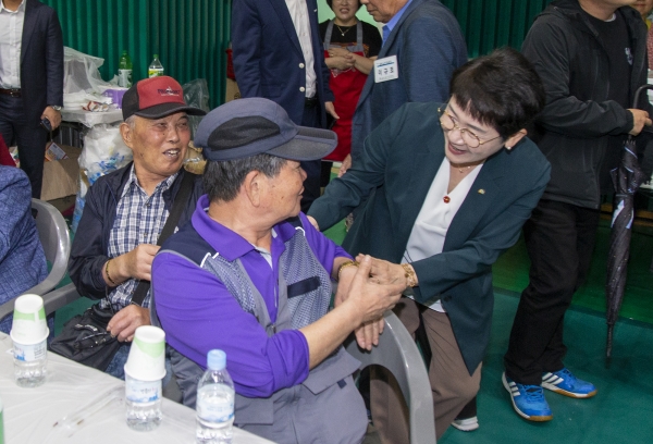 박정현 대덕구청장이 노인의 날 기념 경로잔치에서 참석 어르신과 반갑게 인사를 나누는 모습