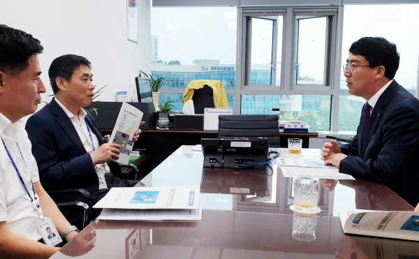 맹정호 서산시장이 오운열 행정정책실장을 만나 가로림만 국가해양정원 조성사업에 대한 적극적인 지원을 요청하고 있다.