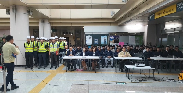 도시철도 재난대응 안전한국훈련을 마치고 훈련에 대한 평가를 진행하고 있다.