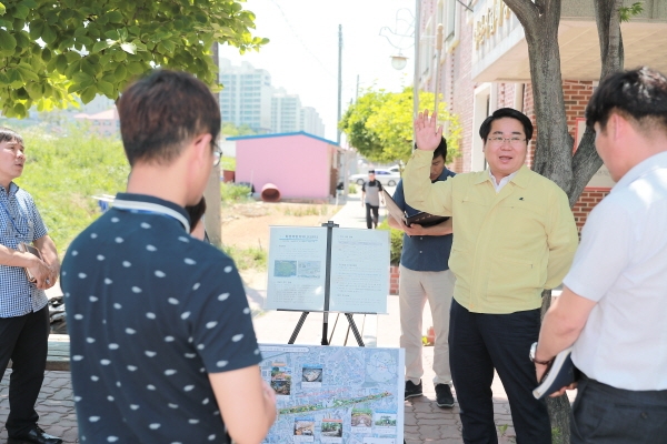지난 6월 25일 배방읍에 위치한 생활SOC 입지 후보지를 방문한 오세현 아산시장.