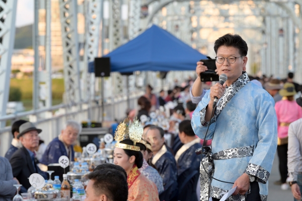 백제문화제 다리위의 향연(백제정찬) 사진 (3일 금강교 일원에서 실시)