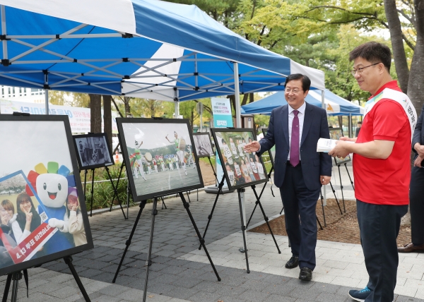 서구 보라매공원, 힐링 북(book) 페스티벌장을 둘러보고 있는 장종태 구청장