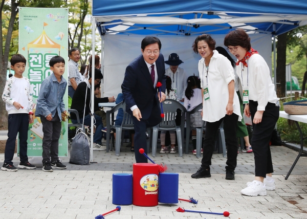 지난 5일 서구청 앞 보라매공원에서 열린 가족 중심의 참여형 책 축제인 ‘2019 서구 힐링 북(book) 페스티벌’