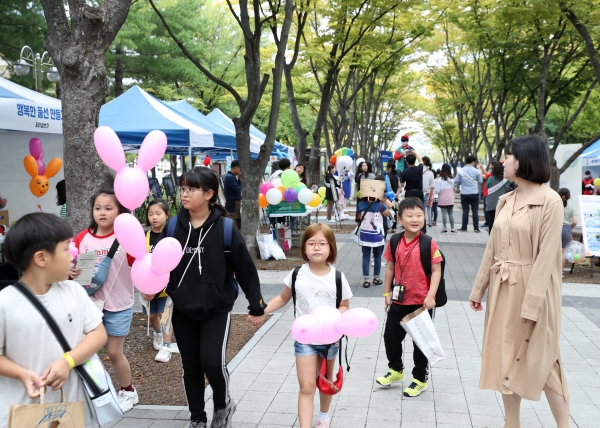 지난 5일 서구청 앞 보라매공원에서 열린 가족 중심의 참여형 책 축제인 ‘2019 서구 힐링 북(book) 페스티벌’