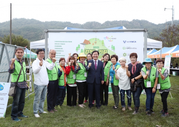 지난 5일 갑천누리길 그린봉사단 주관으로 서구 흑석동 노루벌 일원에서 주민 1,500여 명이 참여한 가운데 열린 ‘제9회 갑천누리길 녹색체험 여행