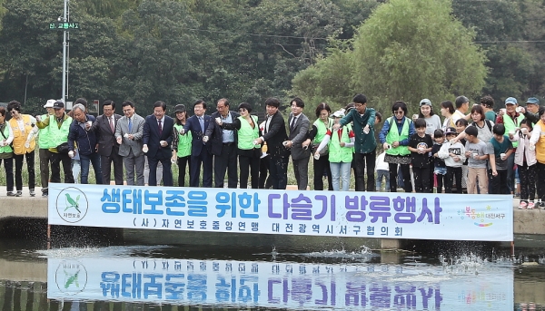 반딧불이 먹이주기 등 자연과 환경을 소재로 다양한 체험 프로그램을 운영했다.