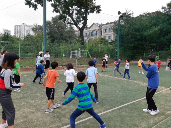 ‘제8회 꿈나무체육대회’에서 참가 아동들이 피구대회를 하고 있다