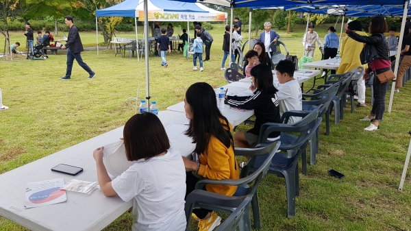 지난 5일 국립대전현충원 보훈공연장에서 개최된 나라사랑 글짓기 대회에서 초등학생들이 글짓기를 하고 있다