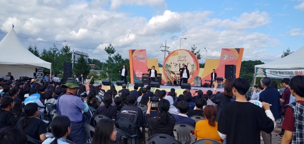 금산지역 청소년들과 청년문화 예술협동조합 ‘들락날락’이 주관, 청소년과 청년이 운영하는 각종 체험 부스와 이벤트, 공연 진행