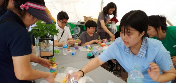 금산지역 청소년들과 청년문화 예술협동조합 ‘들락날락’이 주관, 청소년과 청년이 운영하는 각종 체험 부스와 이벤트, 공연 진행