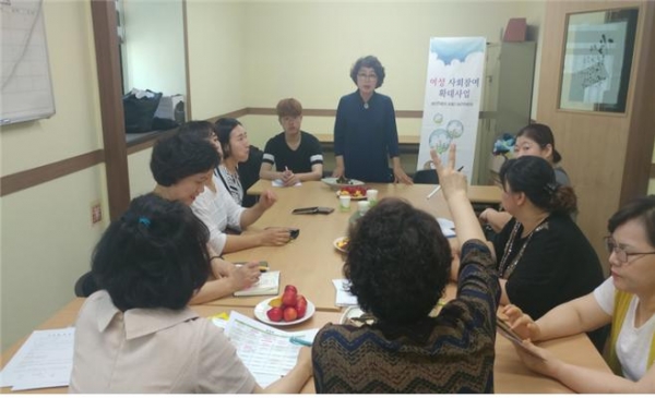 가구 방문 전 사회복지 기본 교육을 이수하는 활동가(멘토)