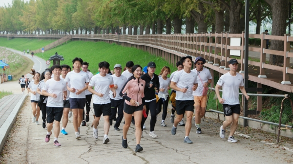 은행나무길에서 런트립 진행했다.