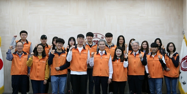 7일 열린 ‘2019-1학기 목원사회봉사단 발대식’에서 권혁대 총장(앞줄 왼쪽에서 다섯 번째)을 비롯한 보직자들과 봉사단원들이 파이팅을 외치며 기념촬영