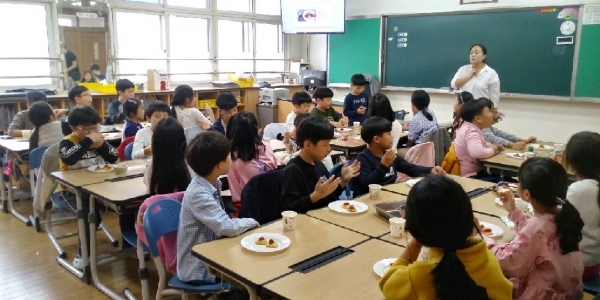7일 전민초등학교에서 식생활교육 전문강사가 ‘로컬푸드를 통한 안전먹거리를 알고 실천하기’를 주제로 학생들에게 교육 진행