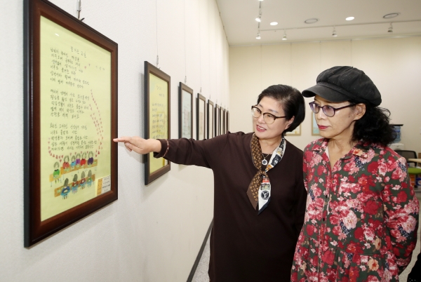 지난 4일부터 9일까지 태안문화원 제1전시실에서 ‘마음을 쓰고 세상을 만나다’라는 주제로 ‘태안군 성인문해교육 시화전’을 열고 충남 문해교육한마당 수상작 등 총 54점의 작품 전시한다. 사진은 전시회 모습.